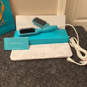 Auth. New Moroccanoil Smooth Style Ceramic Heated Brush